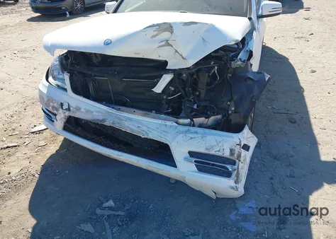 2013 Mercedes-Benz C 250 Sport z USA, uszkodzony, nr VIN WDDGF4HB3DR291756